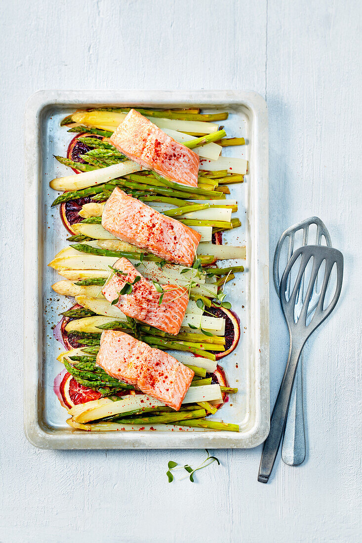 Baked asparagus with salmon and blood oranges