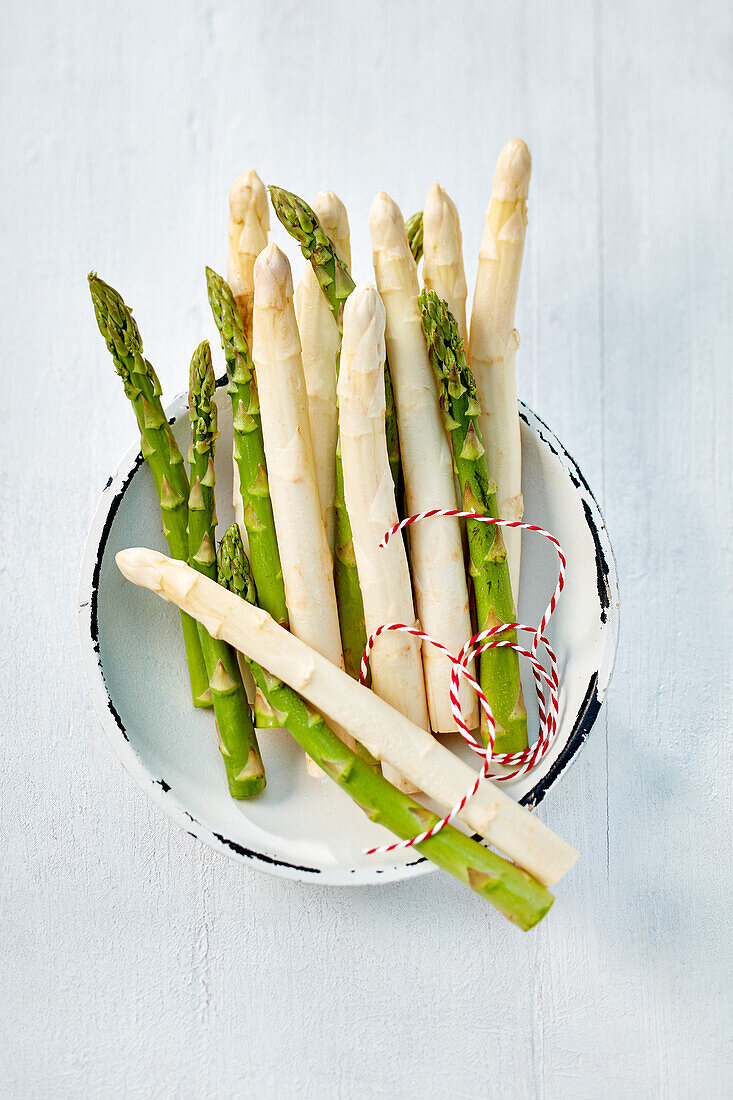 Green and white asparagus