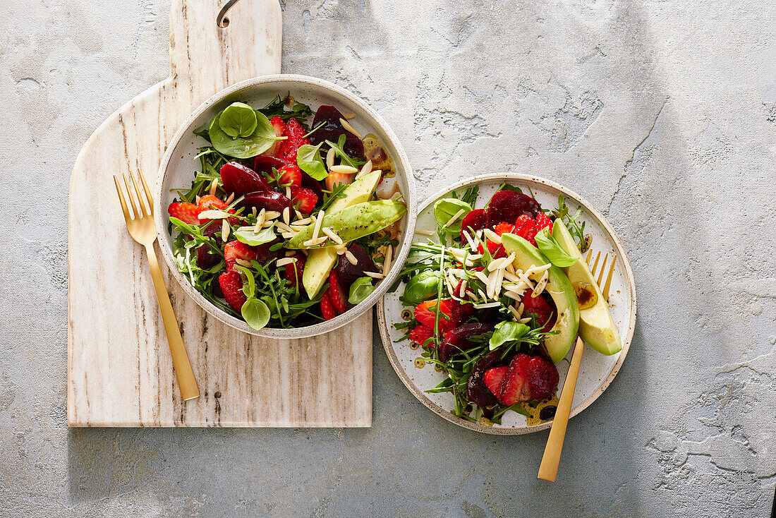 Strawberry and rocket salad with avocado and almonds