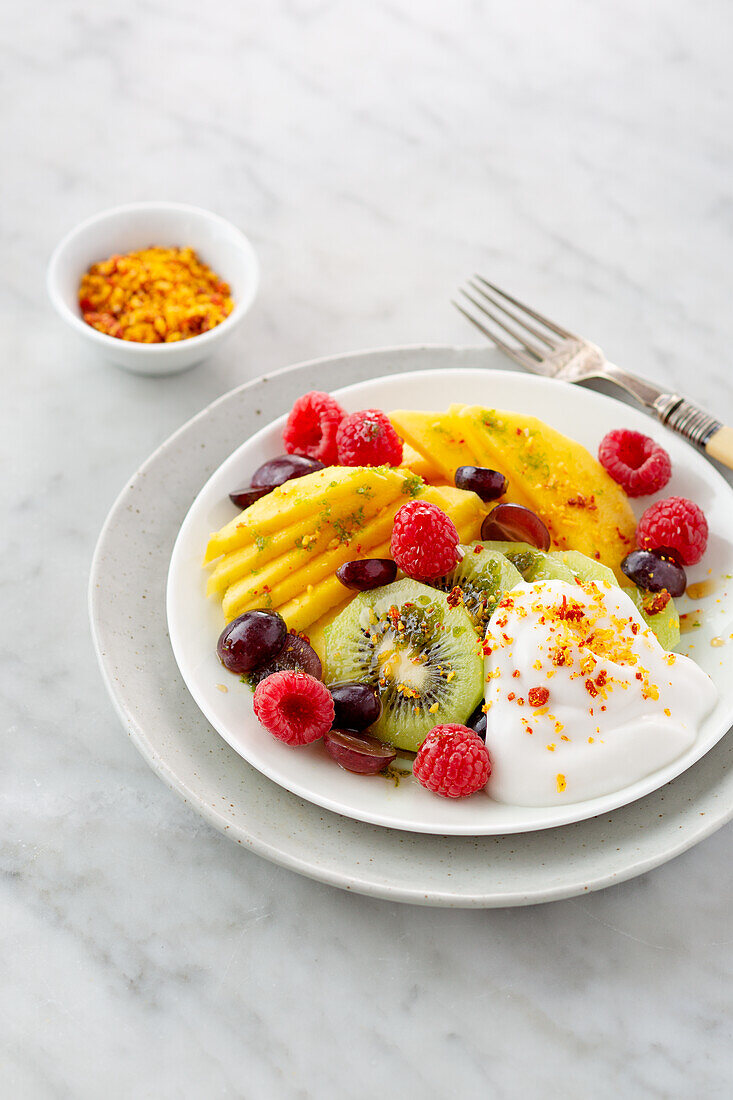 Obstsalat mit Kokosjoghurt und Grünteesirup