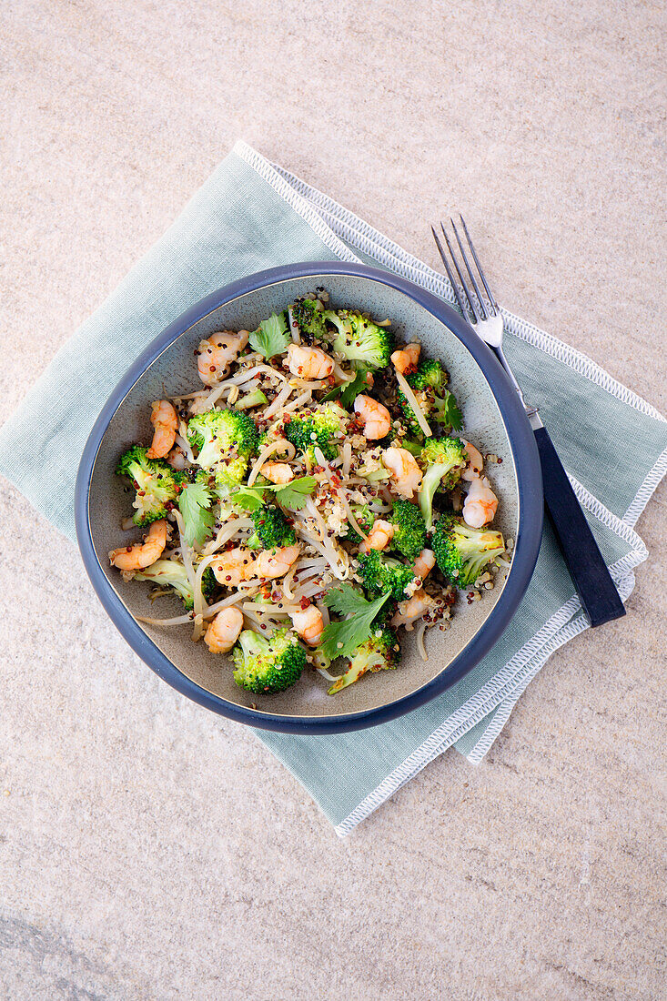 Quinoa-broccoli salad with prawns