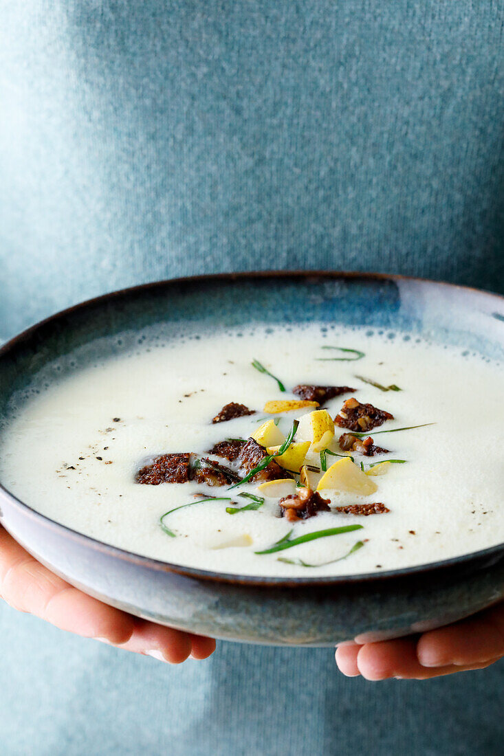 Buttermilk soup with wild garlic croutons