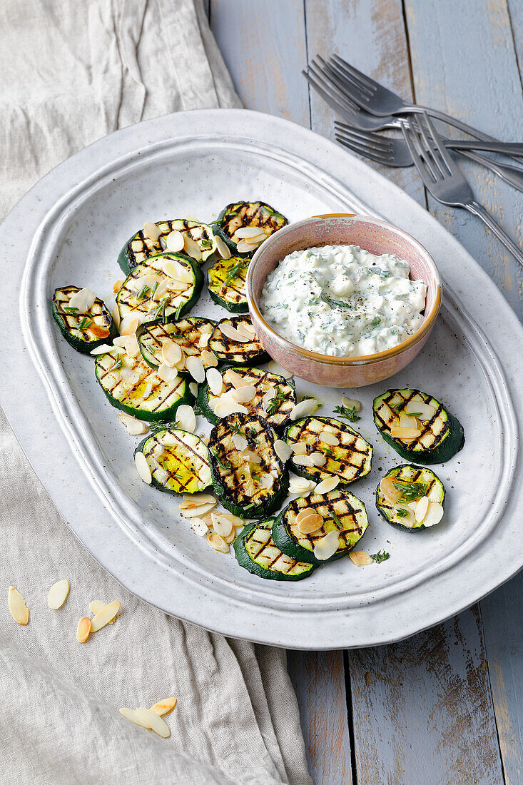 Gegrillte Zucchini mit Mandeln und Honig-Schafskäse