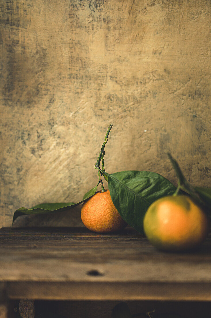 Mandarinen mit Stiel und Blättern