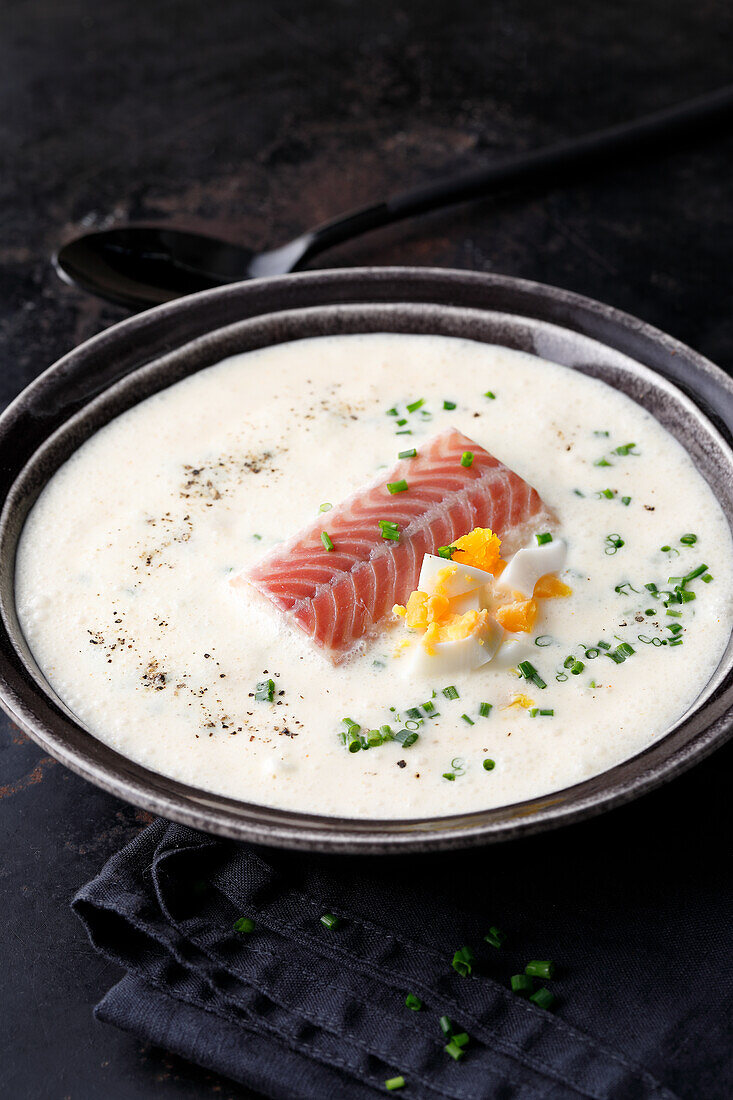 Fenchelsuppe mit Räucheraal und Ei