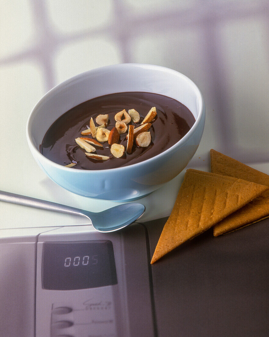 Schokoladencreme mit Nüssen und Mandeln aus der Mikrowelle
