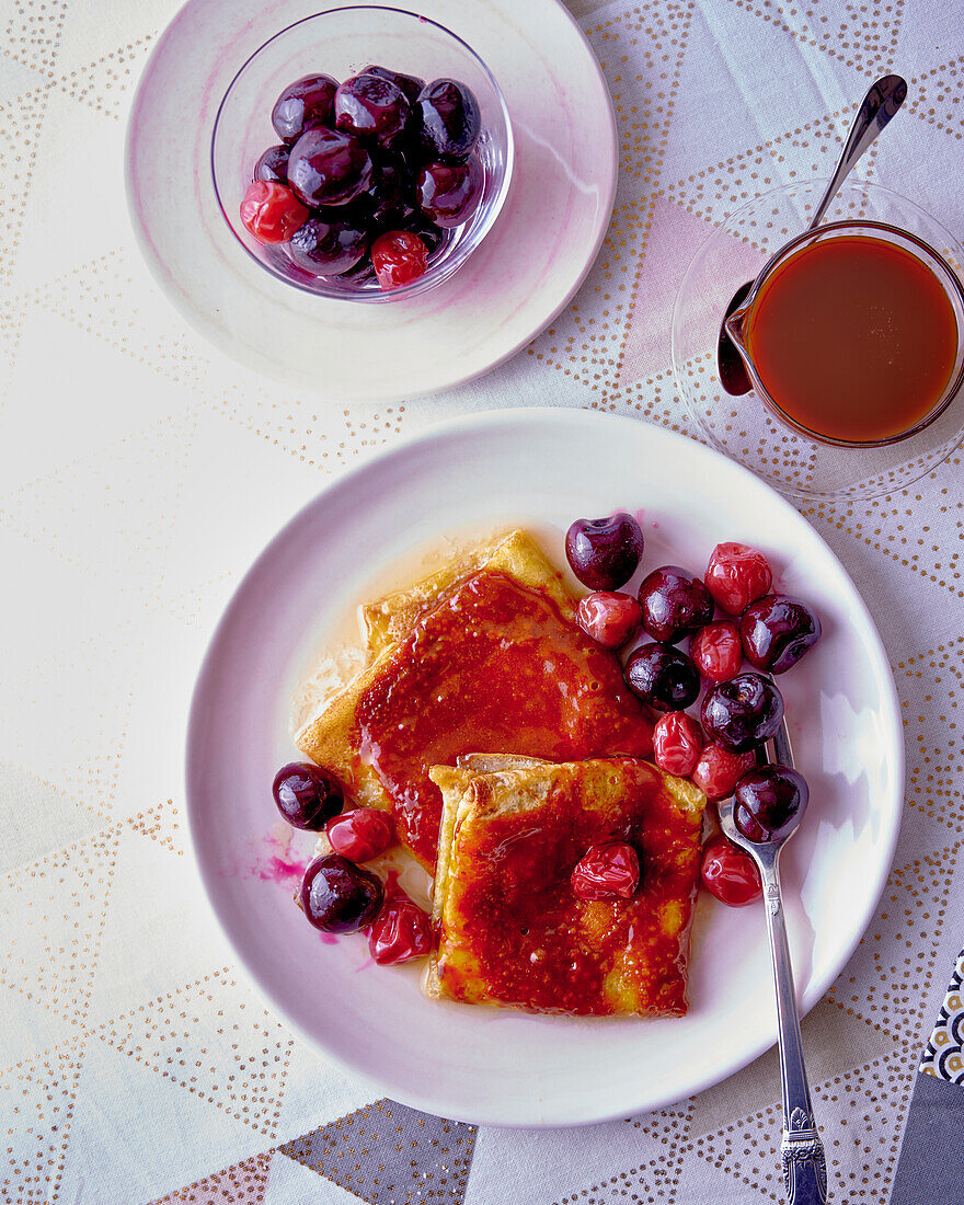 Knusprige Pfannkuchen mit Karamell und Sauerkirschen