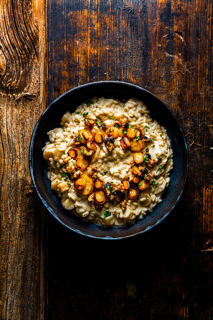 Haferwurzel-Risotto mit schwarzem Knoblauch und Walnusskrokant