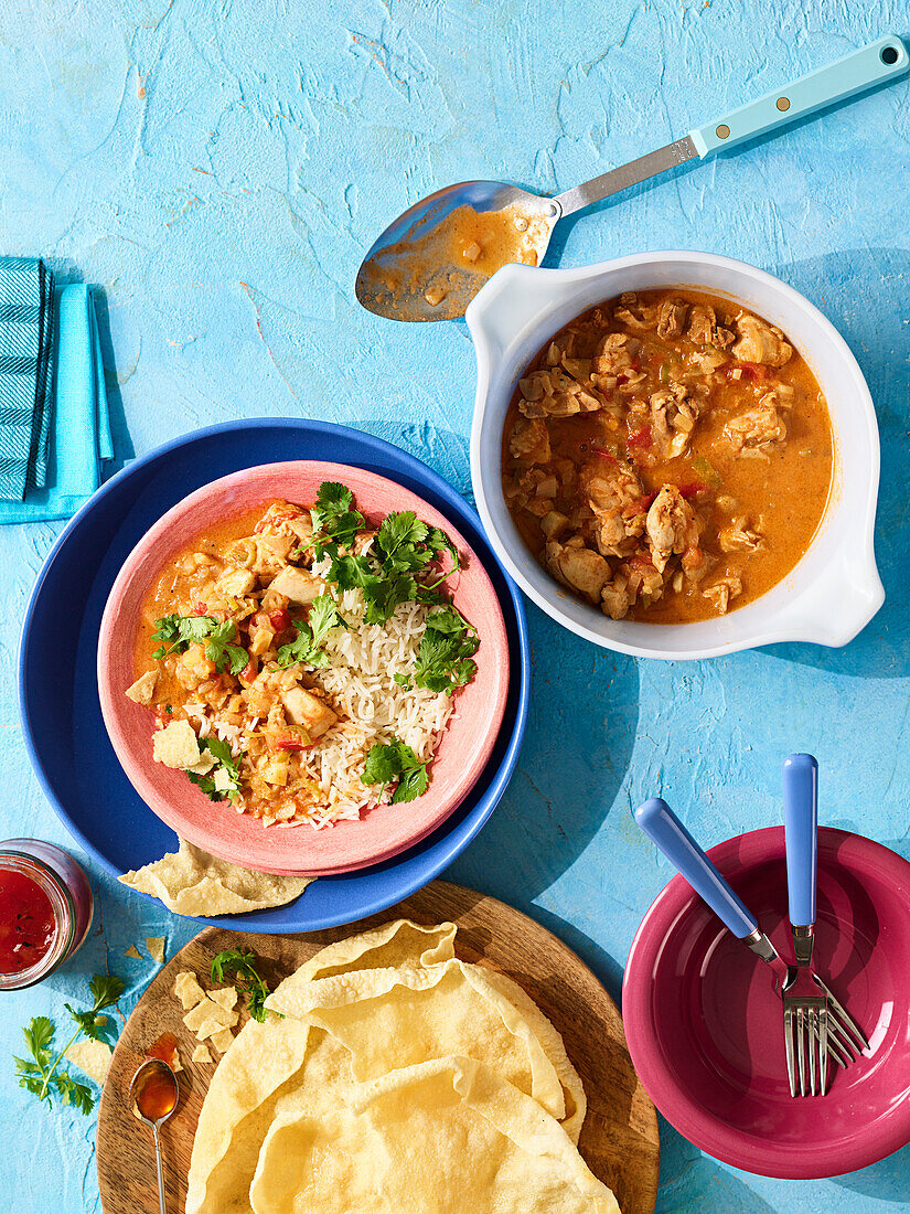 Hühnchencurry mit Reis und Fladenbrot