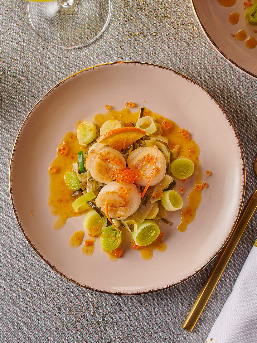 Scallops with leek on orange sauce