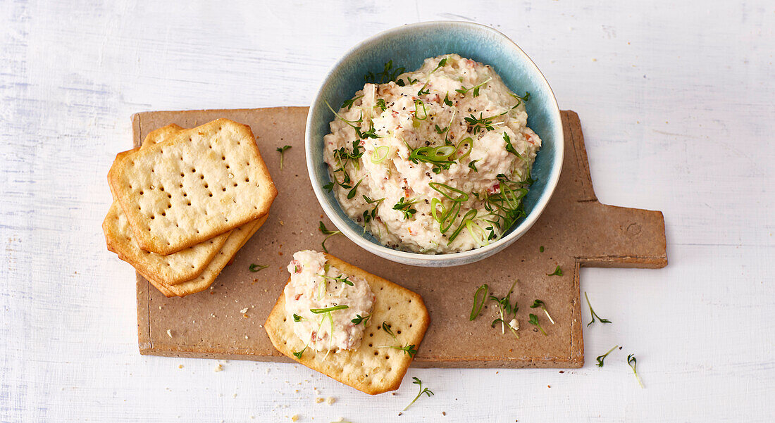 Räucherfischreme mit Crackern