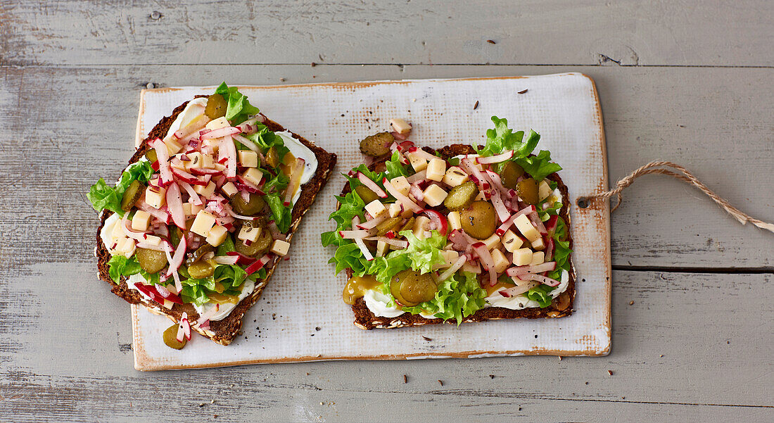 Nusssbrot mit Käsesalat