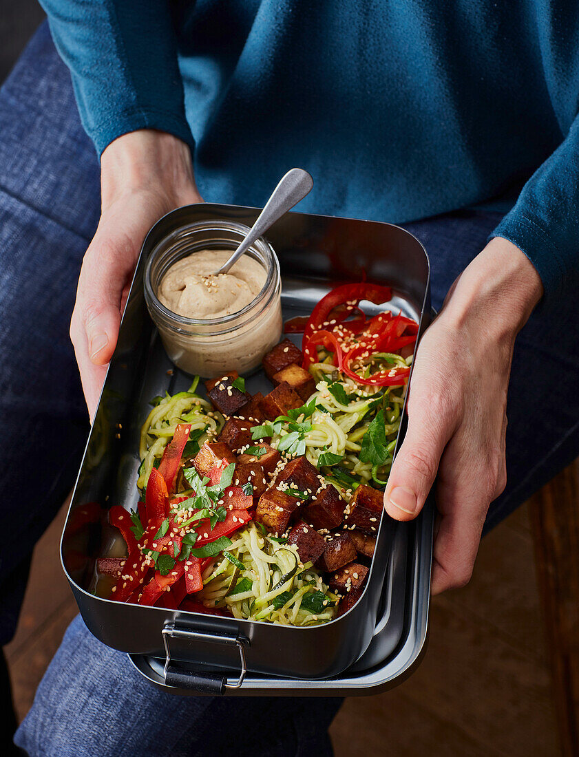 Zoodle-Salat mit Räuchertofu und Tahin-Mayo