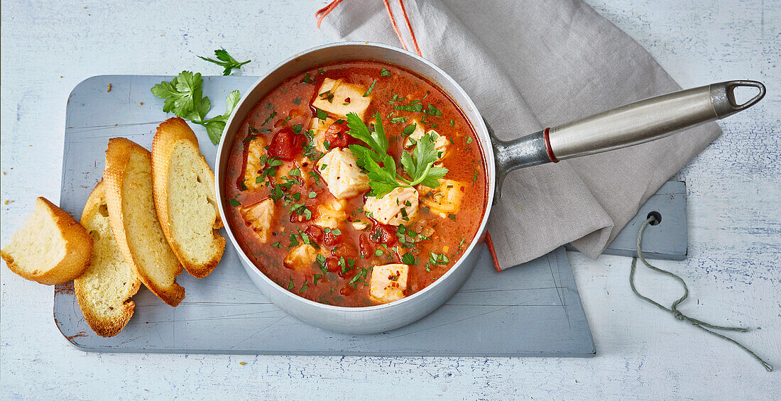 Schnelle Fischsuppe mit Knoblauchbrot