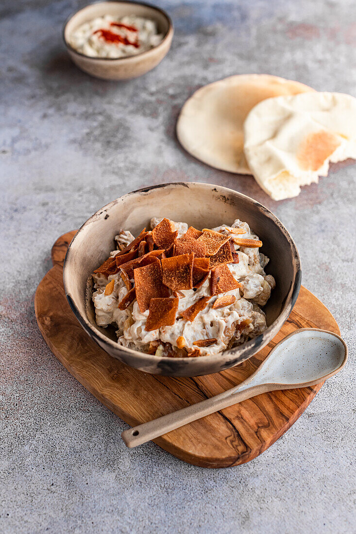 Fatteh (auch Fatte, Gericht aus knusprigem Fladenbrot mit warmen Kichererbsen und Joghurt, Libanon)