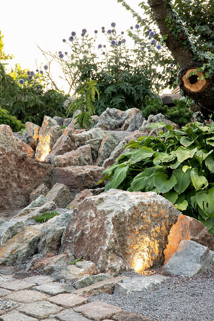 Beleuchtete Felsbrocken im Garten