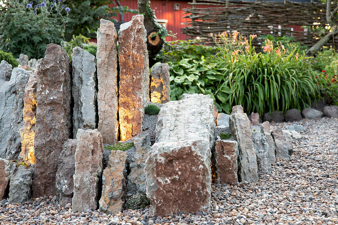 Beleuchtete Felsplatten im Garten