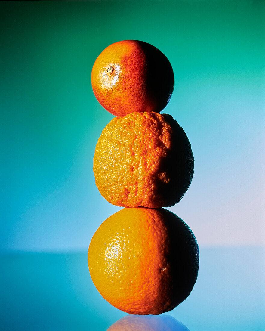 Zitrusfrüchte (Blutorange, Rangpur, Orange), aufeinandergestapelt