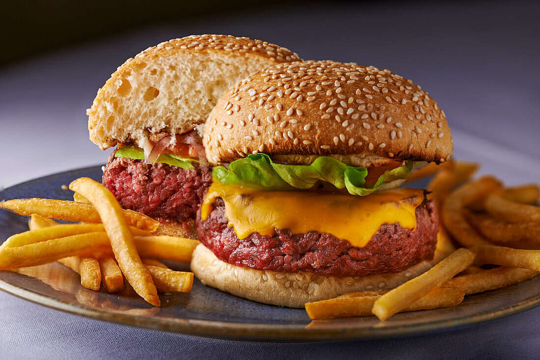 Cheeseburger mit Pommes frites