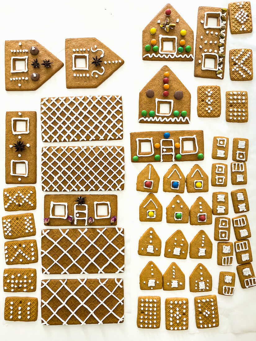 Verzierte Stücke von Lebkuchenhäusern vor dem Zusammenbauen
