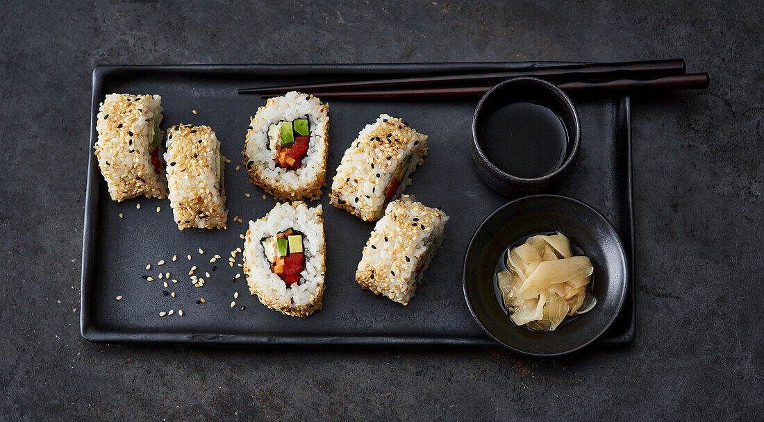 Vegetarische Inside-Out-Rolls mit Wasabi-Frischkäse