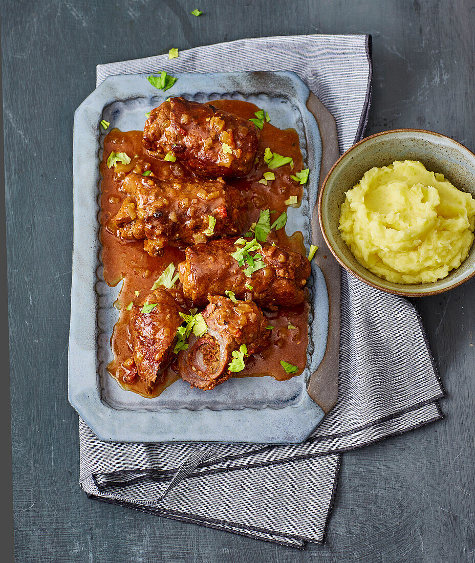 Rindsrouladen mit Speck und Tomatenpesto dazu Kartoffelpüree