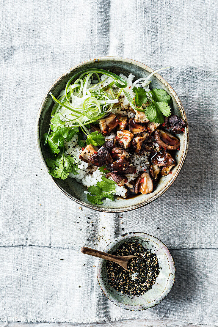 Bowl with sushi rice and shiitake