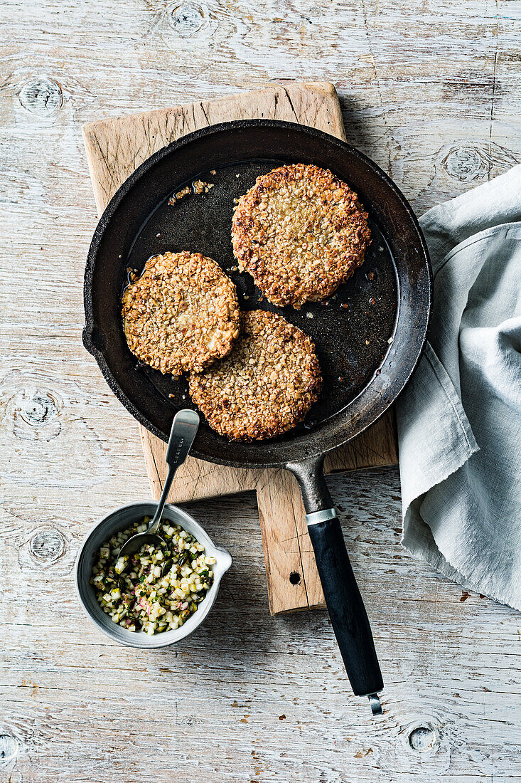 Sellerieschnitzel mit Birnen-Salsa