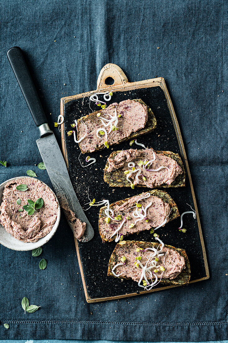 Vegane Leberwurst auf Haferflockenbrot