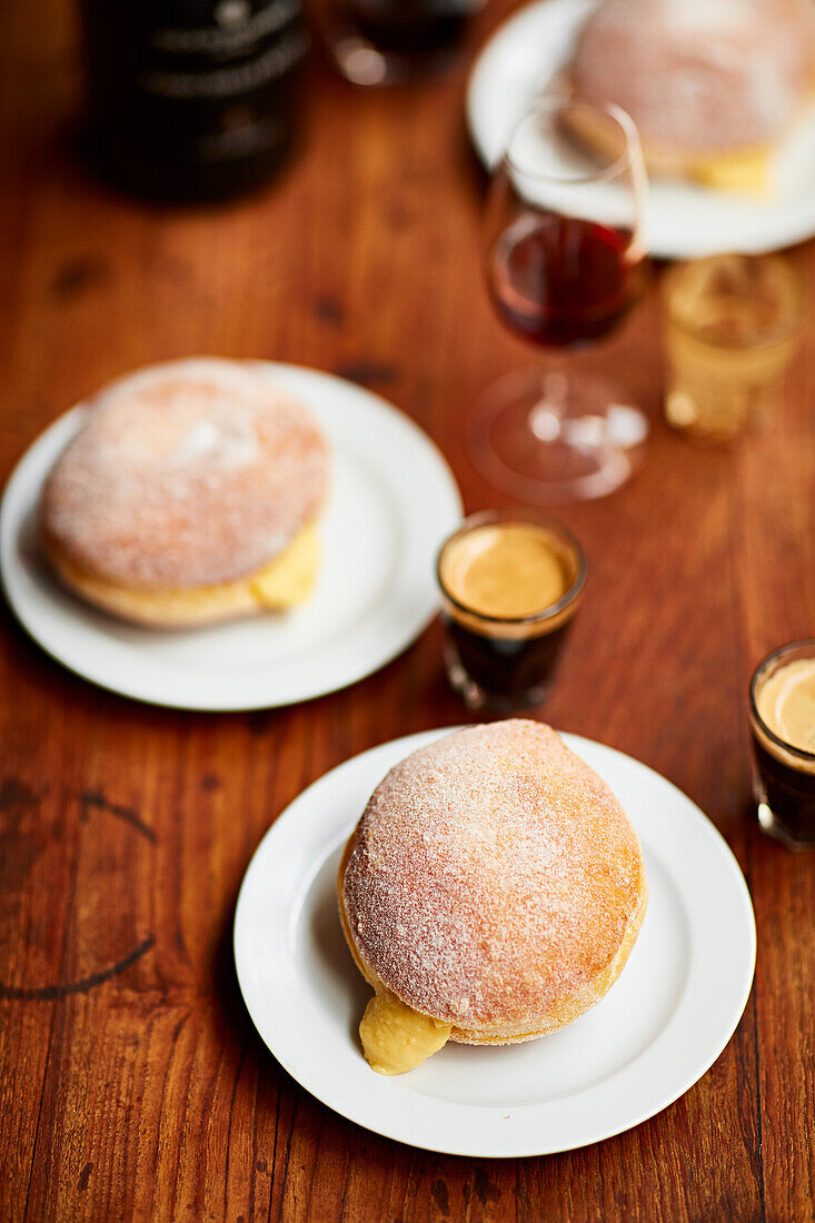 Puddingkrapfen mit Espresso und Wein