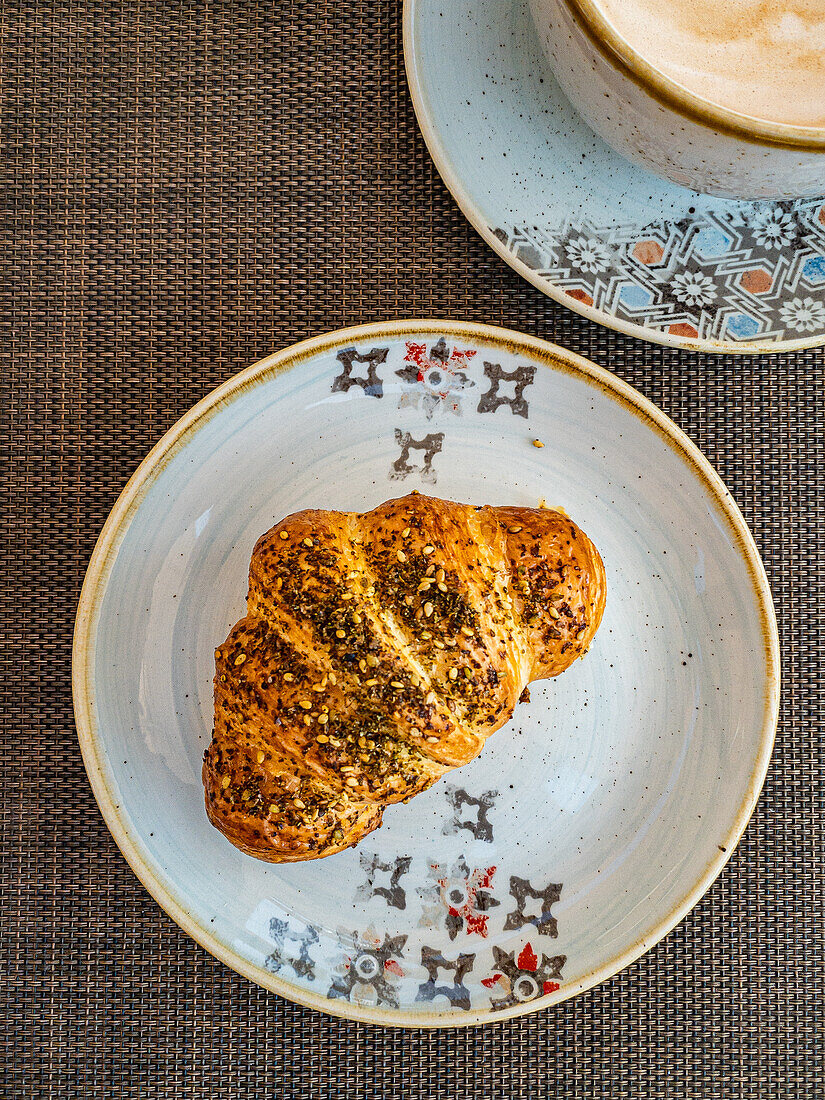 Zaatar-Croissant zum Kaffee