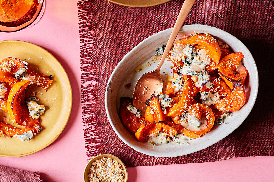 Ofengerösteter Kürbis mit Gorgonzola und Dukkah