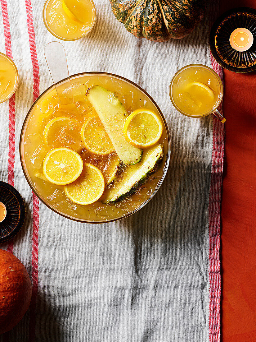 Gewürzter Rum-Punsch mit Orangen und Ananas