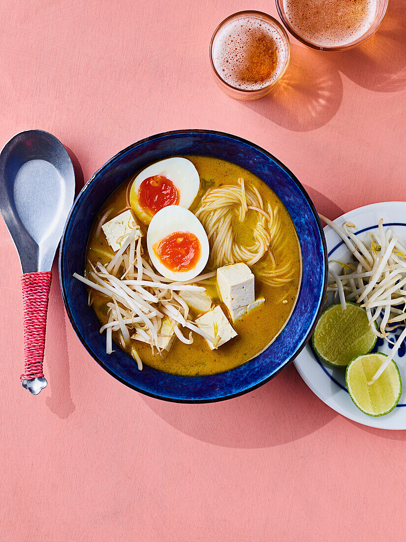 Laksa mit Tofu und Ei