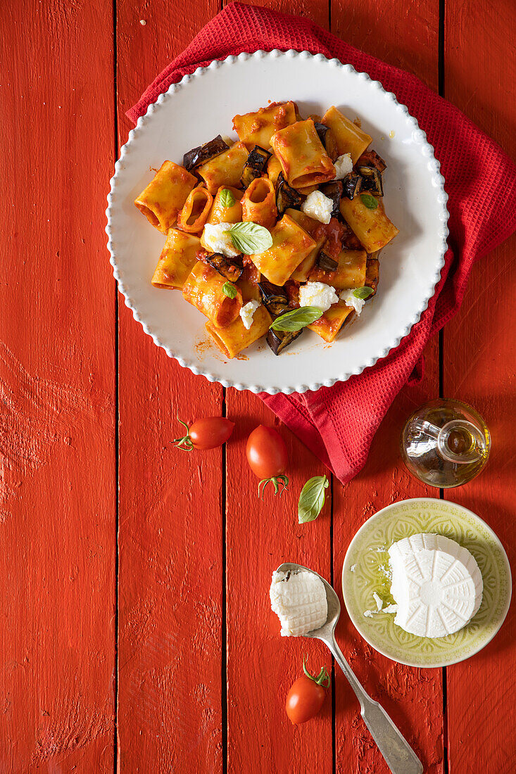 Pasta with tomato sauce, eggplants and ricotta