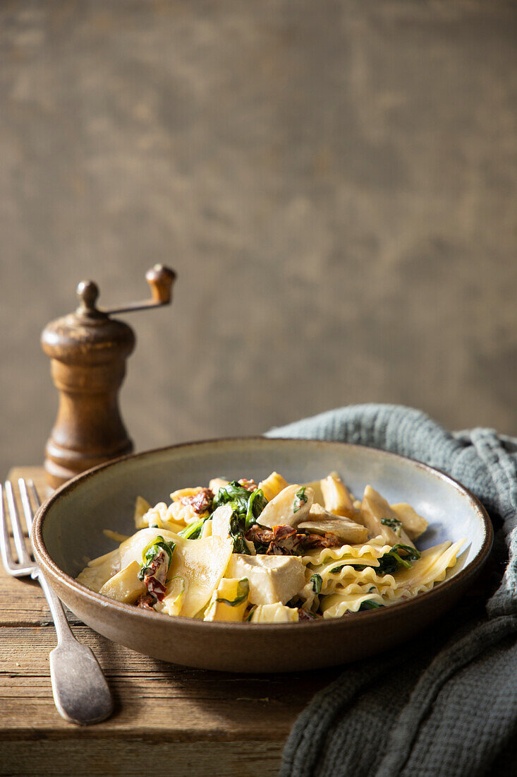 Lasagna pasta with spinach and cream sauce