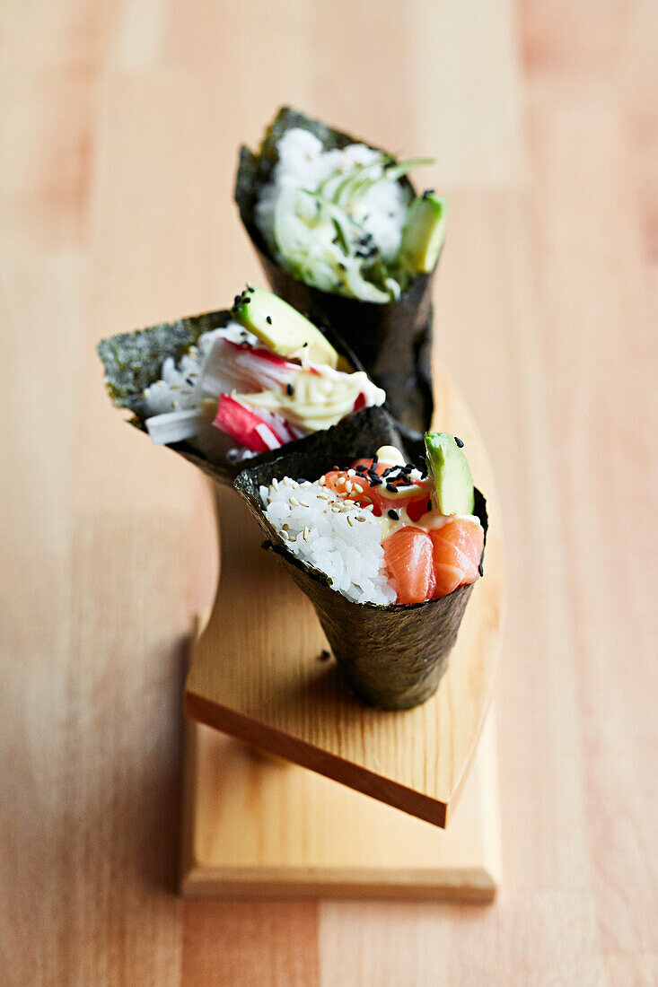 Drei verschiedene Temaki-Sushi (Japan)