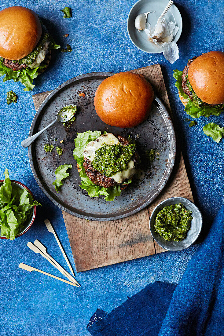 Rindfleischburger im Briochebrötchen mit Chimichurri