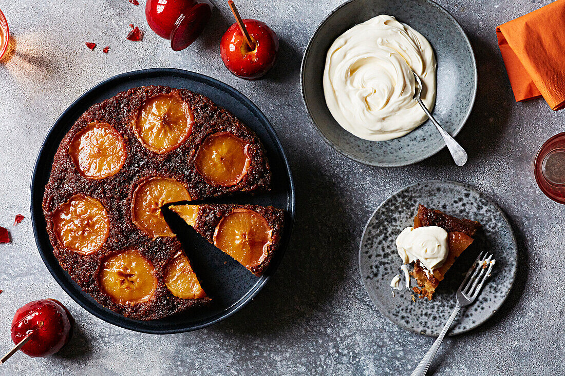 Biskuitkuchen mit kandierten Äpfeln