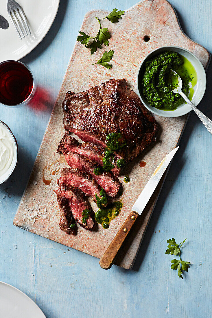 Bavette-Steak mit Zhoug und Joghurt