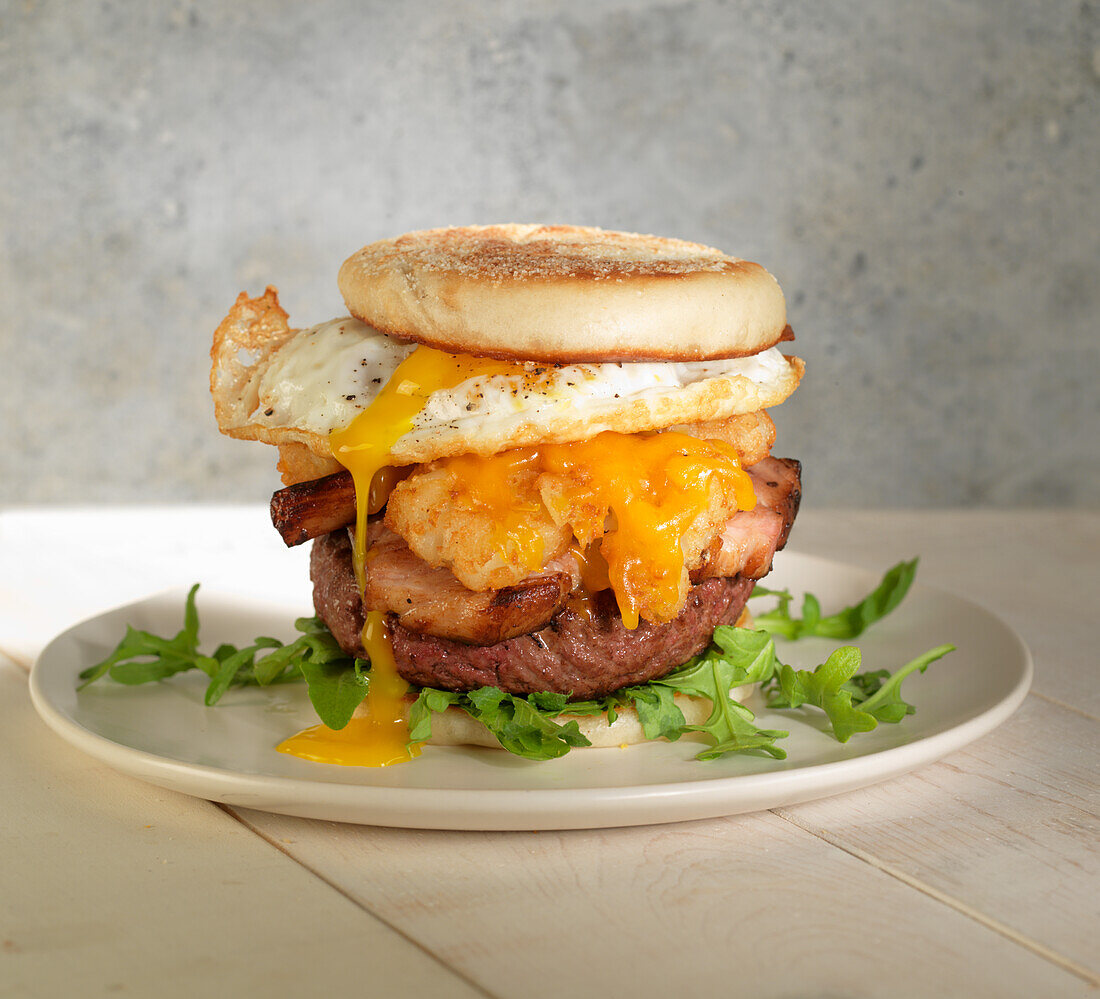 Frühstücksburger mit Spiegelei