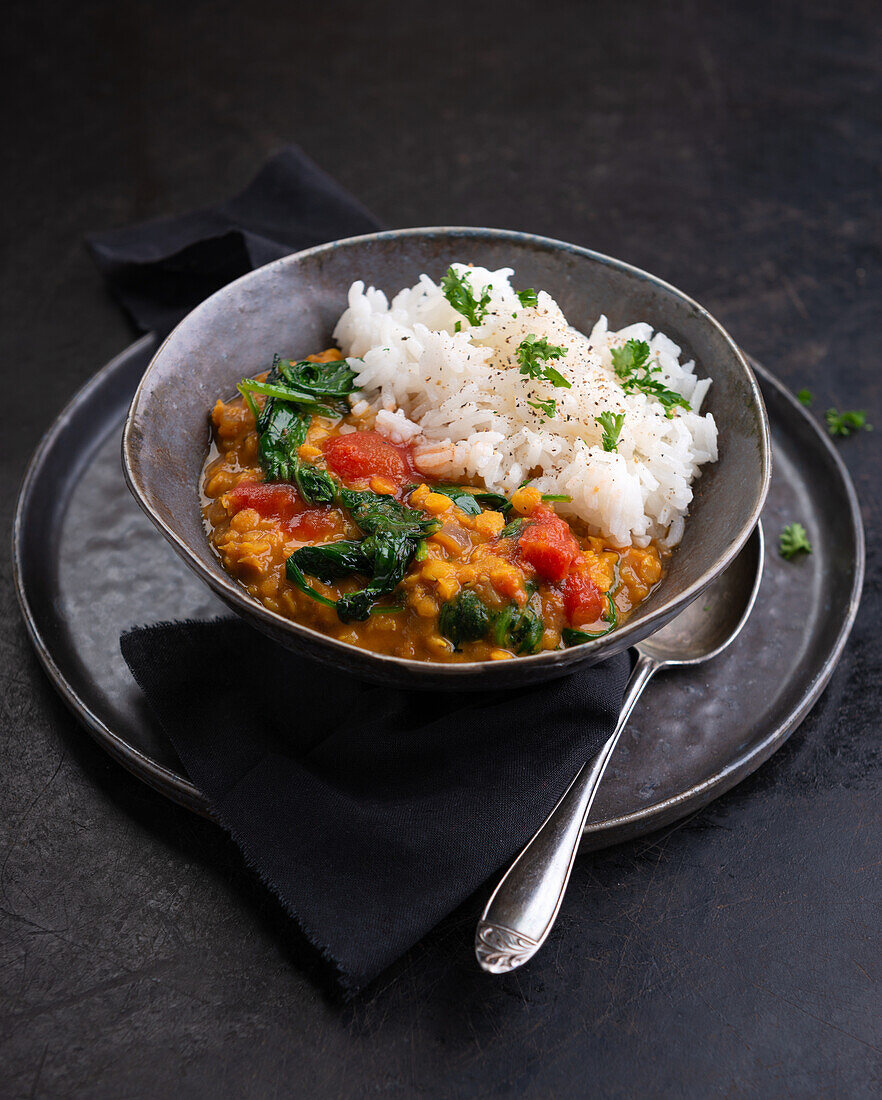 Veganes Rote-Linsen-Dal mit Tomaten und Spinat