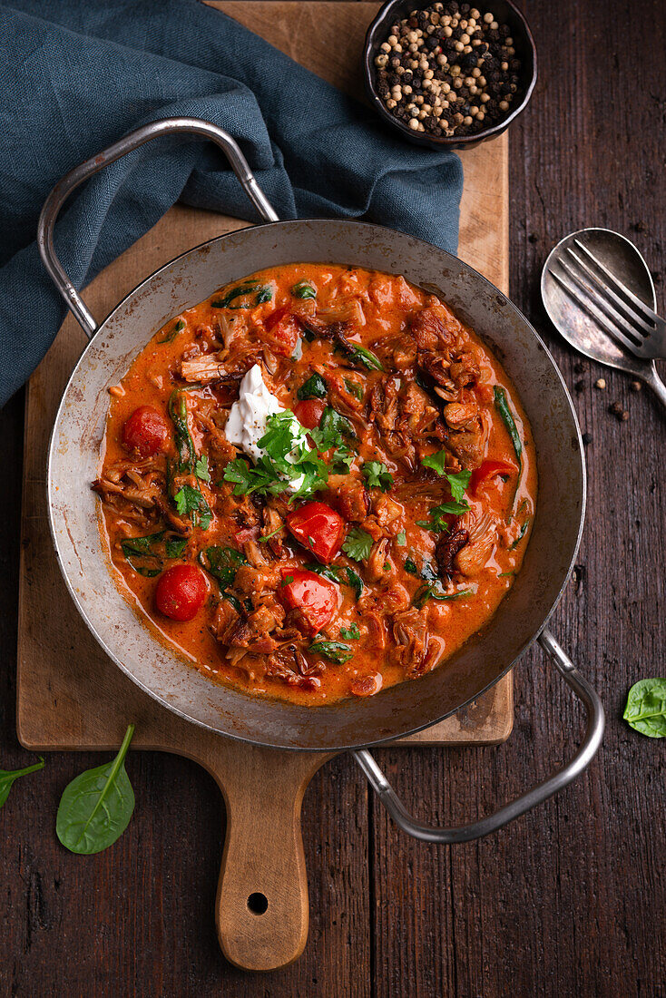 Vegane Jackfrucht-Tomaten-Pfanne mit Babyspinat