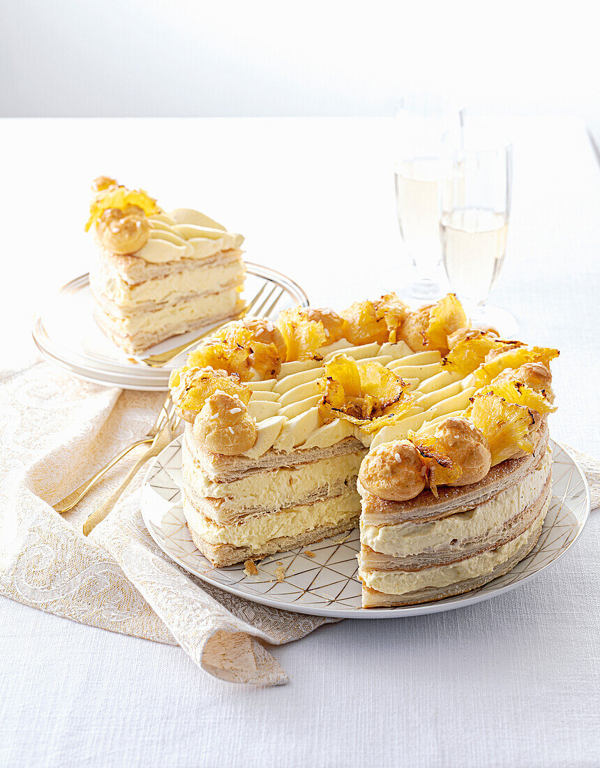 Saint-Honoré-Torte mit Ananas