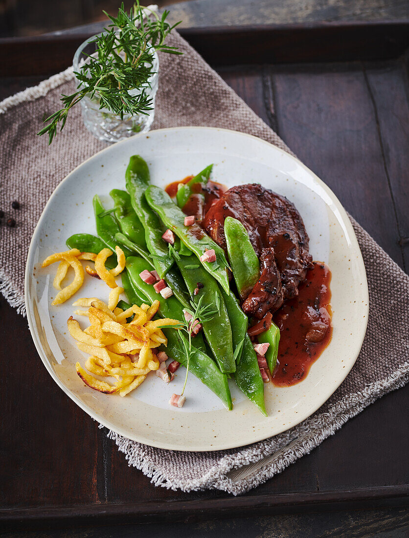 Lammkeule mit Wacholder-Bohnen und Spätzle