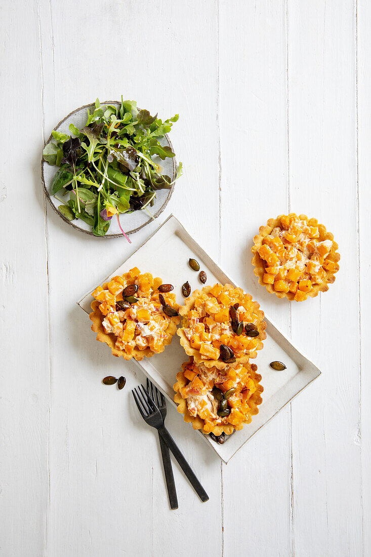 Pumpkin tartlets with goat cheese and salad