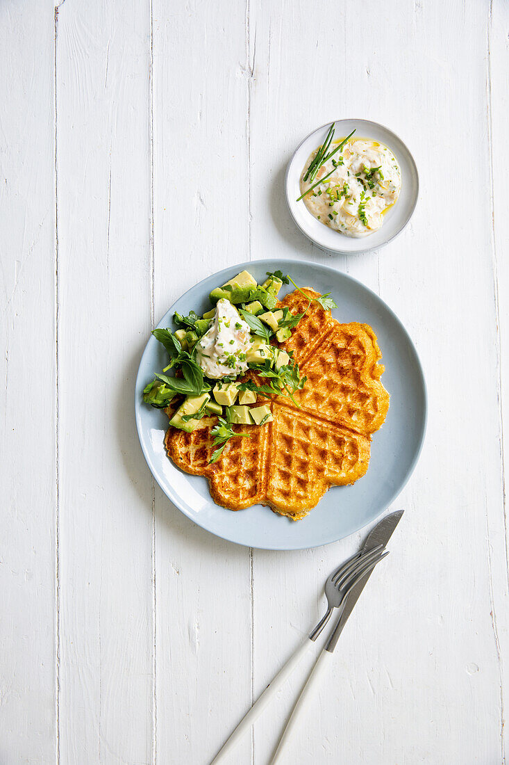 Pikante Waffeln mit Mandeln, Quark und Avocado-Topping