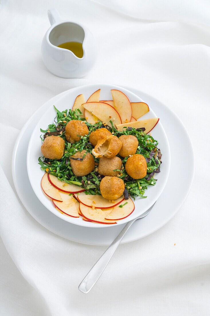 Sciatt - frittierte Käsewürfel mit Apfelsalat (Veltlin, Italien)