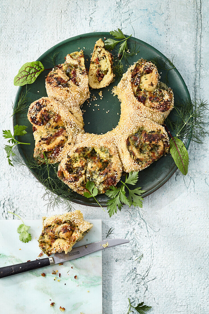 Gefüllter Kräuter-Käse-Kringel mit getrockneten Tomaten und Taleggio