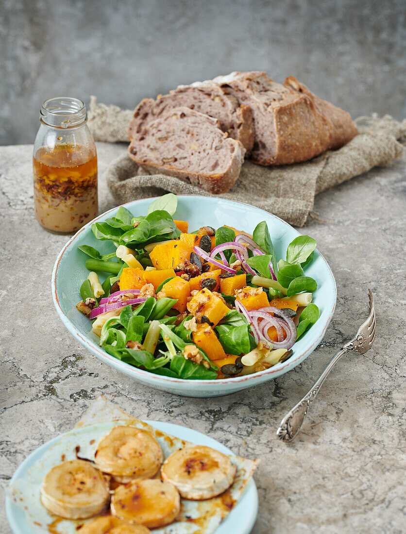 Kürbis-Bohnen-Salat mit Feldsalat und gratinierten Ziegenkäse
